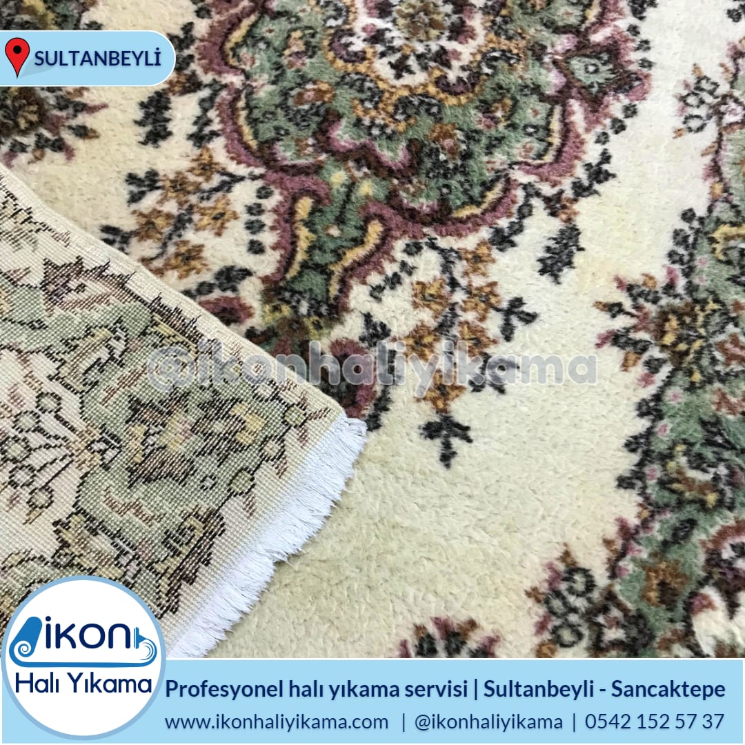 Krem ve yeşil desenli halı detayı